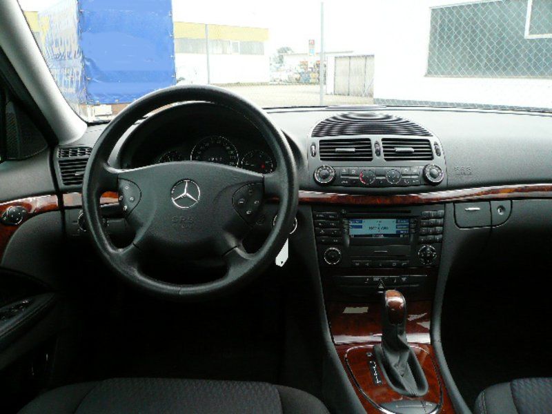 Mercedes-Benz E 270 CDI Elegance NAVI PDC CD UNFALLFREI 1.HAND